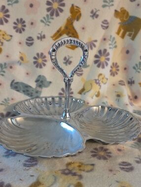 IRVINWARE CLAMSHELL SERVING CADDY 3 SHELL SHAPED DISHES WITH DECORATIVE HANDLE